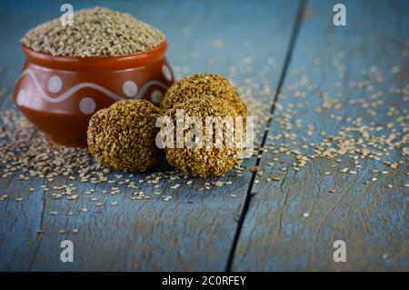 Sesamsamen und Sesam laddu, Indian Festival makar sankranti Konzept Stockfoto