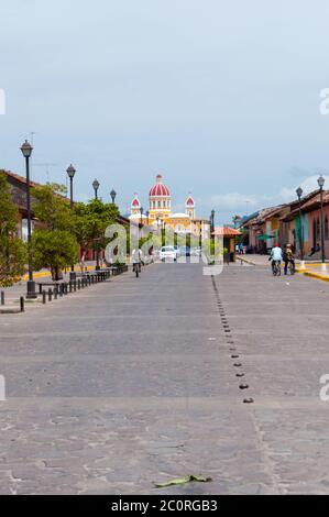 Straße zur Kathedrale von Granada in Nicaragua Stockfoto