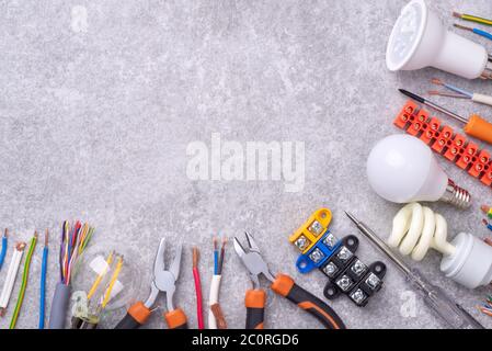 Elektriker-Ausrüstung auf grauem Hintergrund, Draufsicht Stockfoto