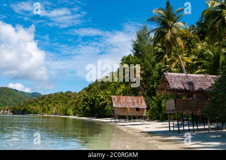 Nipa Bambushütten am White Sand Strand mit Palmen Stockfoto