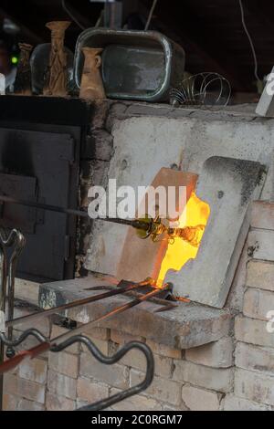 Demonstration der handgefertigten Glasherstellung Stockfoto