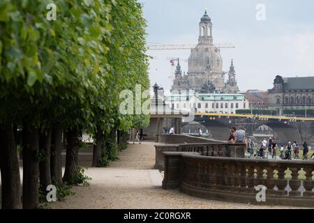 Dresden, Deutschland. Juni 2020. Passanten sitzen am Ufer der Elbe unweit der Frauenkirche. Quelle: Sebastian Kahnert/dpa-Zentralbild/ZB/dpa/Alamy Live News Stockfoto