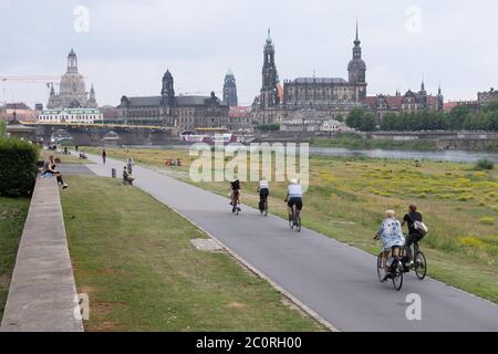 Dresden, Deutschland. Juni 2020. Radfahrer sind auf dem Elbradweg vor der Kulisse der Altstadt. Quelle: Sebastian Kahnert/dpa-Zentralbild/ZB/dpa/Alamy Live News Stockfoto