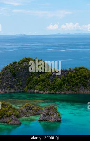 Kleine grüne Inseln gehören zu Fam-Insel im Meer von Raja Ampat, Papua-Neu-Guinea Stockfoto