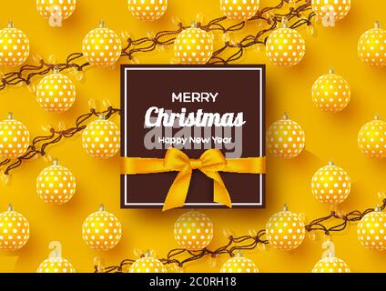 Weihnachtsbanner. Realistische 3d Kugeln mit geometrischem Muster, Girlanden und Label mit Seidenschleife. Gelber Neujahrshintergrund, Vektor Stock Vektor