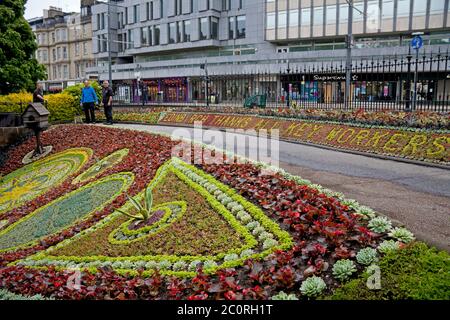 West Princes Street Gardens, Edinburgh Schottland, Großbritannien. 12. Juni 2020. Edinburghs Blumenuhr die älteste der Welt – hat die Botschaft Edinburgh dankt allen wichtigen Arbeitern. Die Arbeiten an 35,000 plus Pflanzen um 16 Uhr wurden von den drei bescheidenen Gärtnern, Tam, Davie und Alan, die 6 Wochen auf der Version 2020 des beliebten Wahrzeichen der Stadt verbrachte abgeschlossen. Vor April sollte das Design ein besonderes Gedenken an den 350. Jahrestag der (RBGE) sein. Eine Änderung der Pläne bedeutet, dass die Blumenuhr – die 1903 erstmals entstand – nun eine farbenfrohe Hommage an den NHS und andere Schlüsselarbeiter ist. Stockfoto