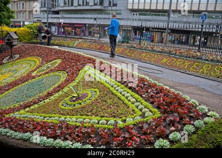 West Princes Street Gardens, Edinburgh Schottland, Großbritannien. 12. Juni 2020. Edinburghs Blumenuhr die älteste der Welt – hat die Botschaft Edinburgh dankt allen wichtigen Arbeitern. Die Arbeiten an 35,000 plus Pflanzen um 16 Uhr wurden von den drei bescheidenen Gärtnern, Tam, Davie und Alan, die 6 Wochen auf der Version 2020 des beliebten Wahrzeichen der Stadt verbrachte abgeschlossen. Vor April sollte das Design ein besonderes Gedenken an den 350. Jahrestag der (RBGE) sein. Eine Änderung der Pläne bedeutet, dass die Blumenuhr – die 1903 erstmals entstand – nun eine farbenfrohe Hommage an den NHS und andere Schlüsselarbeiter ist. Stockfoto