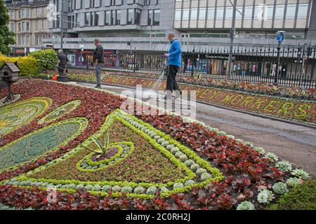 West Princes Street Gardens, Edinburgh Schottland, Großbritannien. 12. Juni 2020. Edinburghs Blumenuhr die älteste der Welt – hat die Botschaft Edinburgh dankt allen wichtigen Arbeitern. Die Arbeiten an 35,000 plus Pflanzen um 16 Uhr wurden von den drei bescheidenen Gärtnern, Tam, Davie und Alan, die 6 Wochen auf der Version 2020 des beliebten Wahrzeichen der Stadt verbrachte abgeschlossen. Vor April sollte das Design ein besonderes Gedenken an den 350. Jahrestag der (RBGE) sein. Eine Änderung der Pläne bedeutet, dass die Blumenuhr – die 1903 erstmals entstand – nun eine farbenfrohe Hommage an den NHS und andere Schlüsselarbeiter ist. Stockfoto