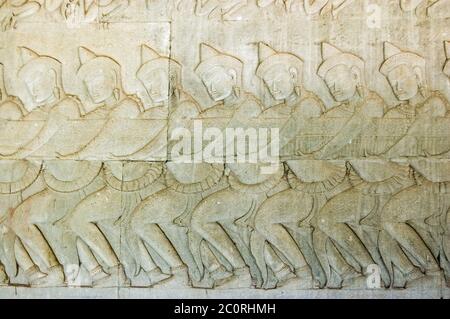 Alte Khmer Bas Relief Schnitzerei zeigt eine Reihe von Hindu-Götter, Devas, ziehen auf der Schlange Vasuki. Legende vom Aufwüchsig des Milchozeans, Angkor Stockfoto