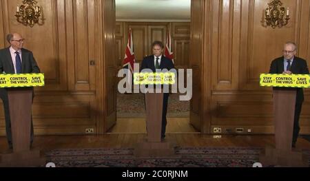 Bildschirmabbild von (von links nach rechts) National Medical Director bei NHS England Stephen Powis, Transport Secretary Grant Shapps und Network Rail Chairman Sir Peter Hendy, während einer Medienbesprechung in Downing Street, London, zum Coronavirus (COVID-19). Stockfoto