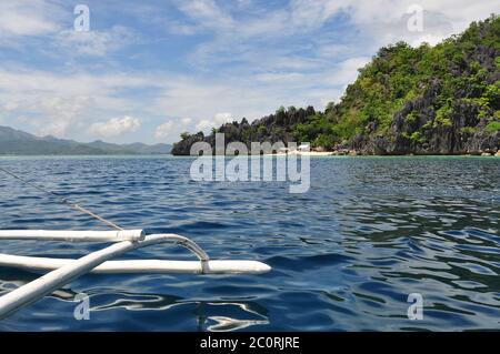 Seite von einem philippinischen Holzboot mit Blick auf das blaue Meer und Himmel mit Wolken Stockfoto