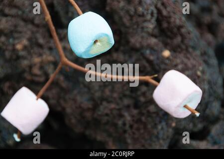 Rote Blaue und weiße Marshmallows stieß auf einen Holz-Stick Stockfoto