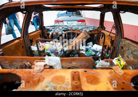 Autowrack mit Müll im Inneren Stockfoto