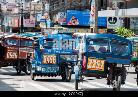 Philippinische Fahrer Dreiräder auf einer Straße von Dumaguete Stockfoto