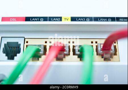 Buchsen und Kabel auf der Rückseite eines Breitband-Ethernet-Routers Stockfoto