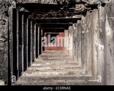 Außenansicht der Schlupfloch des alten Militärbunkers Stockfoto