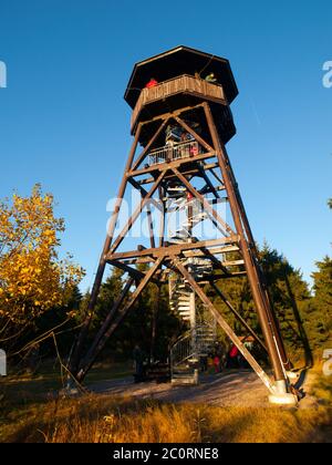 Hölzerner Aussichtsturm auf Annensky vrch oder Anns Hügel, in Orlicke hory, Tschechische Republik Stockfoto