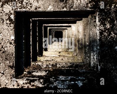 Außenansicht der Schlupfloch des alten Militärbunkers Stockfoto