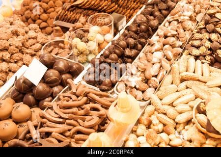 Viele Schokoladen-Pralinen im Laden. Stockfoto