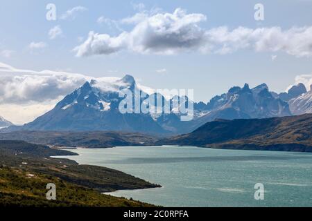 Blick über den Lago El Toro (Del Toro Lake) zum Cerro Paine Grande von Mirador Grey im Torres del Paine Nationalpark, Patagonien, Südchile Stockfoto