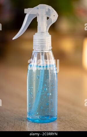 Nahaufnahme der Hand-Desinfektionsflasche auf einem Holztisch. Antibakterielles Gel. Stockfoto
