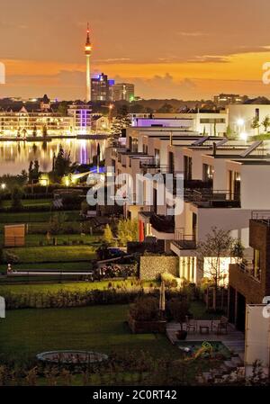 Phoenix-See mit Wohngebieten und der Florianturm bei Sonnenuntergang Dämmerung, Dortmund, Ruhrgebiet Stockfoto