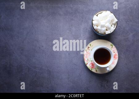 Draufsicht auf Tee und Zuckerwürfel mit Kopierraum Stockfoto
