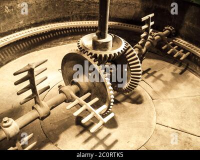 Mischmaschinen in alten Maischentank in Bierbrauerei Stockfoto