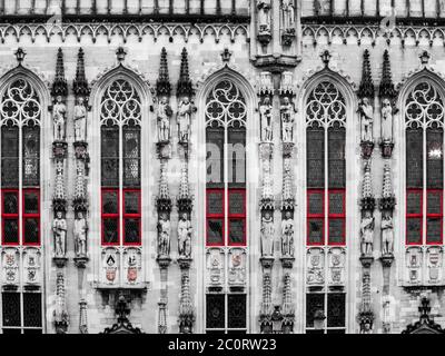 Architektonisches Detail des Rathauses auf dem Burgplatz in Brügge, Belgien Stockfoto