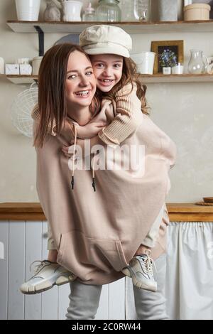 Schönheit Mode Mutter und Tochter. Familienfoto, Freude und Spaß Emotionen. Frau und ein Mädchen umarmen Stockfoto