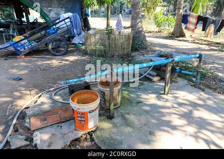 Eine Rohwasserpumpe in einem Dorf in der Nähe des Tempelkomplexes Angkor Thom, Siem Reap, Kambodscha, Asien Stockfoto