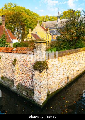 Alte Häuser und Kapelle von Begijnhof, aka Beguinage, in Brügge, Belgien. Stockfoto