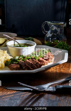 Saftige seltene Chimichurri verde gegrilltes Steak und Kartoffelpüree Stockfoto