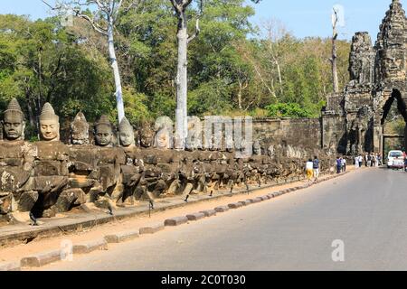 Götterreihen säumen den Weg zum Südeingang oder Tor des Angkor Thom Tempelkomplexes, Siem Reap, Kambodscha, Asien Stockfoto
