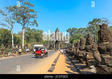 Götterreihen säumen den Weg zum Südeingang oder Tor des Angkor Thom Tempelkomplexes, Siem Reap, Kambodscha, Asien Stockfoto