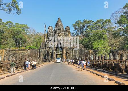 Götterreihen säumen den Weg zum Südeingang oder Tor des Angkor Thom Tempelkomplexes, Siem Reap, Kambodscha, Asien Stockfoto