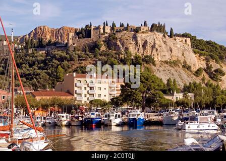 Das Fischerdorf Cassis in der Provence: Der Hafen und die Zitadelle Stockfoto