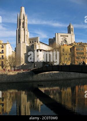 Girona in Spanien, die Stiftskirche von Sant Feliu auf der linken Seite und die Kathedrale von Girona auf der rechten Seite Stockfoto