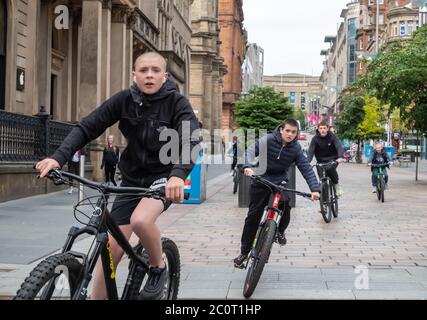 Glasgow, Schottland, Großbritannien. Juni 2020. Radfahrer auf Buchanan Street. Die schottische Regierung kündigte am 28. Mai eine Lockerung der Coronavirus-Sperrregeln zu Beginn der Phase 1 eines vierteiligen Übergangs aus der Sperrzeit an. Kredit: Skully/Alamy Live Nachrichten Stockfoto