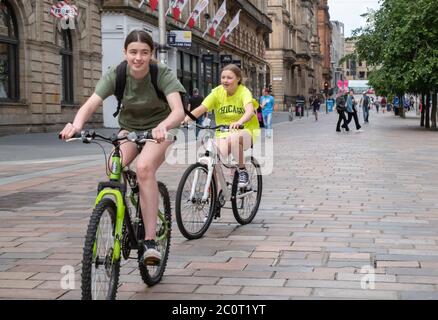 Glasgow, Schottland, Großbritannien. Juni 2020. Radfahrer auf Buchanan Street. Die schottische Regierung kündigte am 28. Mai eine Lockerung der Coronavirus-Sperrregeln zu Beginn der Phase 1 eines vierteiligen Übergangs aus der Sperrzeit an. Kredit: Skully/Alamy Live Nachrichten Stockfoto