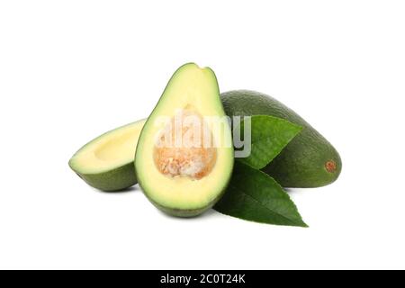 Reife frische Avocado isoliert auf weißem Hintergrund Stockfoto