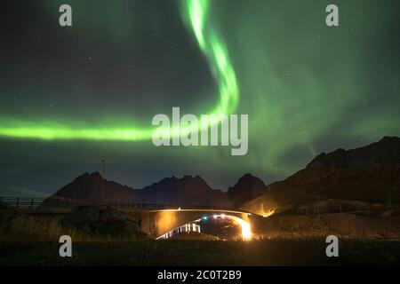 Atemberaubende Darstellung eines KP4 aurora über einer Brücke in den norwegischen Bergen. Stockfoto