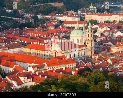 Luftaufnahme der Kleinseite, auch Mala Strana genannt, mit der Nikolaikirche in Prag, Hauptstadt der Tschechischen Republik, Europa. UNESCO-Weltkulturerbe Stockfoto