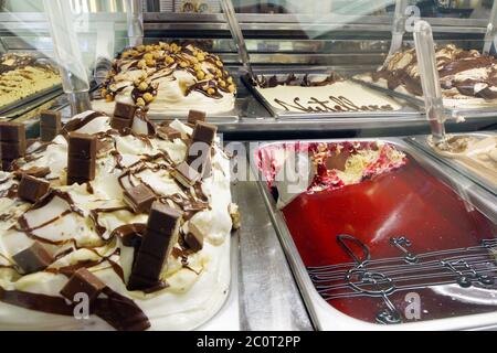 Verschiedene Arten von Eis im Eiscafé Stockfoto