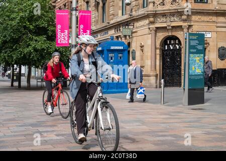 Glasgow, Schottland, Großbritannien. Juni 2020. Radfahrer auf Buchanan Street. Die schottische Regierung kündigte am 28. Mai eine Lockerung der Coronavirus-Sperrregeln zu Beginn der Phase 1 eines vierteiligen Übergangs aus der Sperrzeit an. Kredit: Skully/Alamy Live Nachrichten Stockfoto