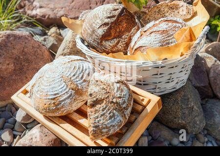 Bio-hausgemachtes Brot. Frisch gebackenes, handgemachtes Sauerteigbrot. Gesunde Ernährung. Mit 100% Vollkorn, gekeimtem Mehl und ohne Zusatz von Zucker und Vegeta Stockfoto