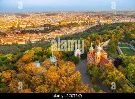 Prag Stadtpanorama. Luftaufnahme des Petrin Hügelparks und der Moldau vom Petrin Aussichtsturm, Prag, Tschechische Republik. Stockfoto