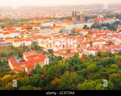 Luftpanorama Stadtbild Ansicht der Prager Burg in Hradcany vom Aussichtsturm Petrin, Tschechien, Europa. Stockfoto