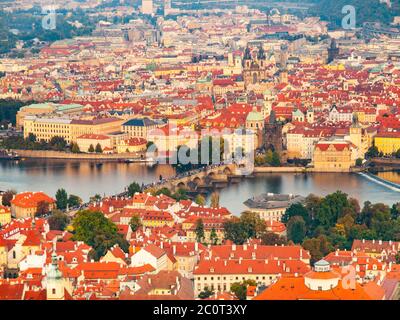 Panoramablick auf die Prager Altstadt, die Karlsbrücke und die Kleinseite vom Petrin-Turm, Tschechische Republik Stockfoto