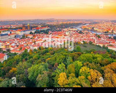 Prag Stadtpanorama mit Burg, Kleinseite und Moldau. Aufnahme vom Aussichtsturm Petrin, Tschechien, Europa. Stockfoto